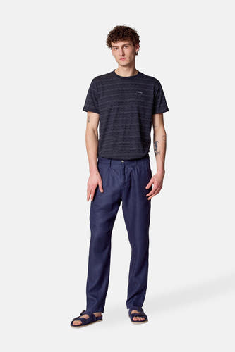 Pantalon de costume bleu Le Le Fabux Marcel Marcel Bruxelles, avec plis et sandales assorties.