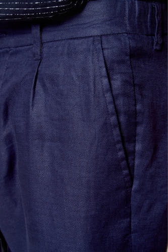 Pantalon de costume bleu Le Le Fabuxux Marcel de Bruxelles, avec une pliure et un poche.