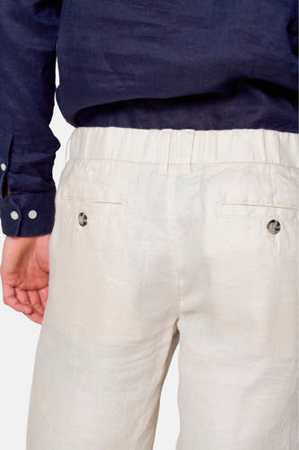 Beige court de Le Fabuleux Marcel de Bruxelles, avec des poches à l'arrière et une ceinture élastique.