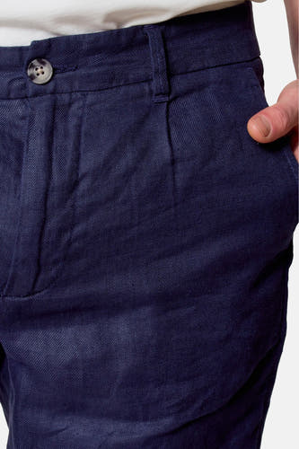 Short bleu de Le Fabuleux Marcel de Bruxelles, avec fermeture à bouton et poche, cropé.