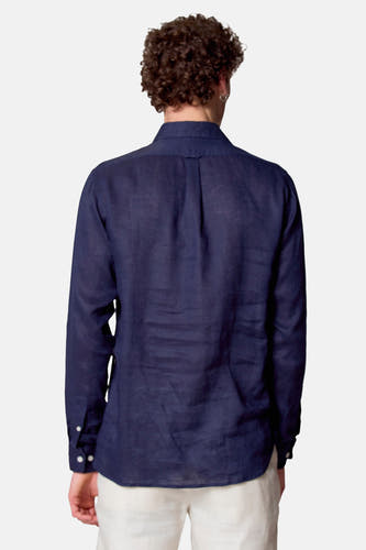 Chemise bleue à manches longues de Le Fabuleux Marcel de Bruxelles, vue de derrière, avec des boutons blancs et une légère jupe.