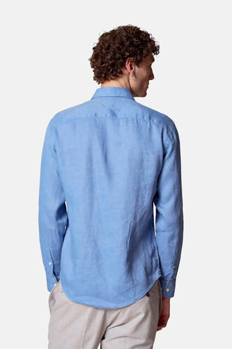 Chemise bleue à manches longues de Le Fabuleux Marcel de Bruxelles, vue de derrière, avec une texture froissée.