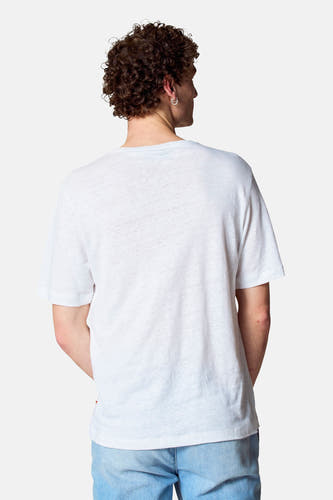 T-shirt blanc à manches courtes de Le Fabuleux Marcel de Bruxelles, dos, associé à un jean bleu clair.
