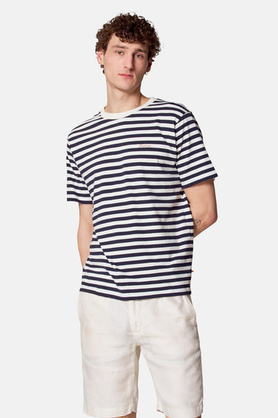 T-shirt bleu rayé à manches courtes de Le Fabuleux Marcel de Bruxelles, avec une lettreure "Marcel" marron sur la poitrine.