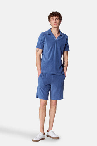 Short bleu de Le Fabuleux Marcel de Bruxelles, texture corduroy, visible depuis l'arrière.
