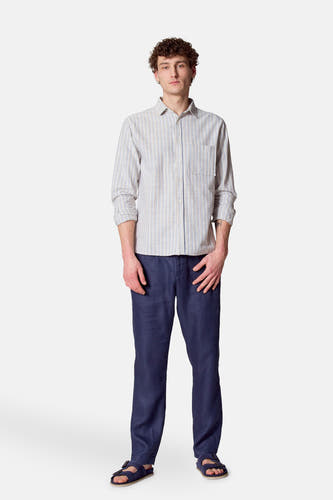 Chemise multicolore à manches longues de Le Fabuleux Marcel de Bruxelles, avec un motif à carreaux et un pantalon bleu.