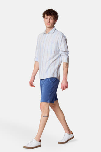 Chemise bleue à manches longues de Le Fabuleux Marcel de Bruxelles, à carreaux.