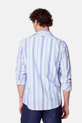 Chemise bleue rayée de Le Fabuleux Marcel de Bruxelles, dos, avec des manches retroussées.
