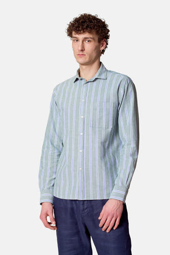 Chemise rayée verte à longues manches de Le Fabuleux Marcel de Bruxelles, avec poche poitrine, associée à un pantalon bleu marine.