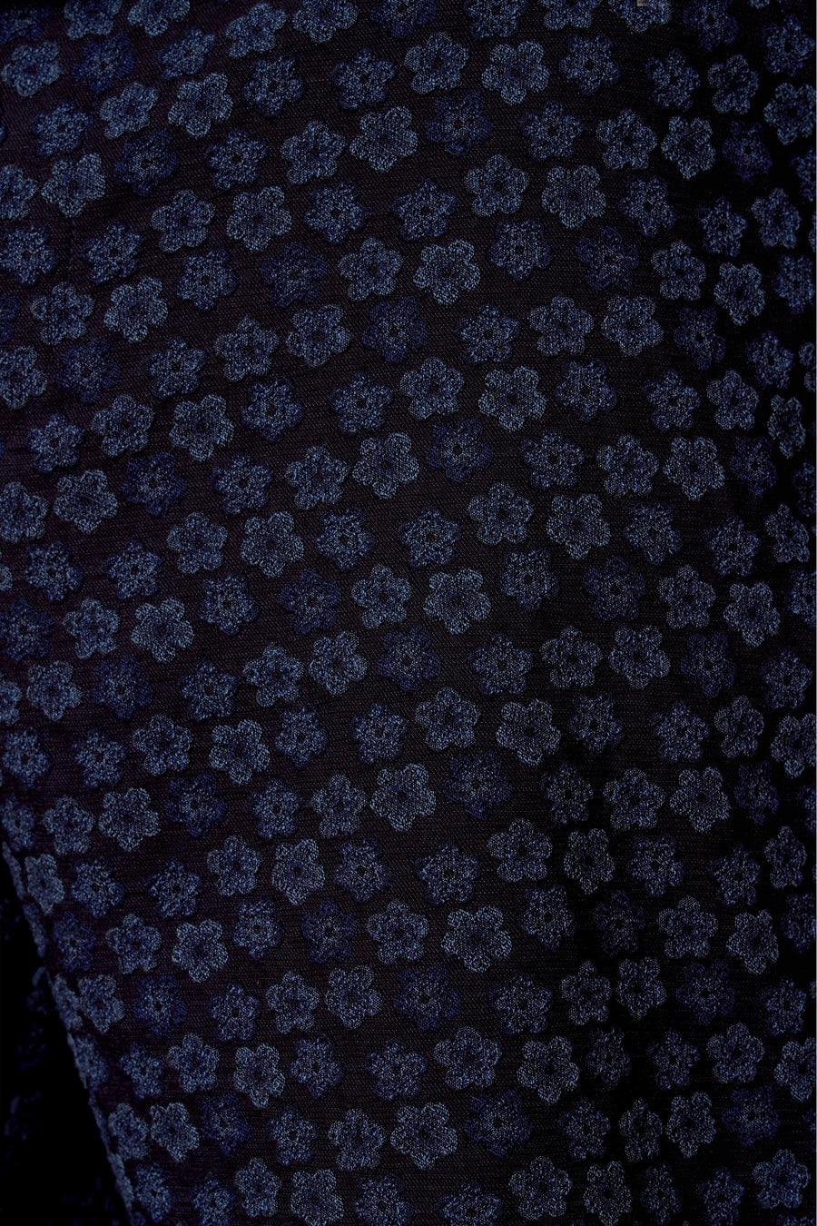 Donkerblauwe stof met bloemmotief.