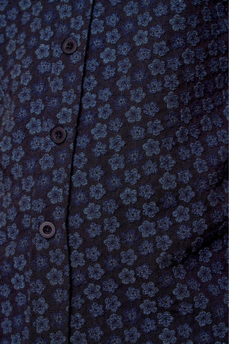 Shorts bleus de Le Fabuleux Marcel de Bruxelles, avec un motif floral subtil et une fermeture à boutons.