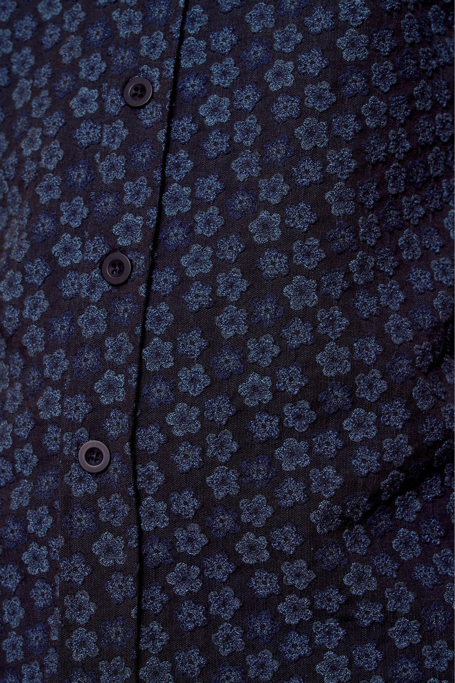 Donkerblauw overhemd met bloemmotief en knopen.