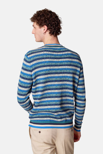 T-shirt bleu avec col rond de Le Fabuleux Marcel de Bruxelles, avec des rayures horizontales et un imprimé texte.