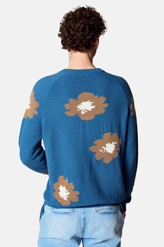 T-shirt bleu avec col rond de Le Fabuleux Marcel de Bruxelles, à imprimé fleuri et une légère denim.