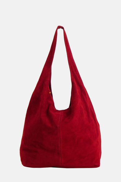 Sac à main rouge de Le Fabuleux Marcel de Bruxelles, avec une texture en suède douce et une longue bandoulière.