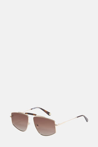 Chapeau de soleil doré du Le Fabuleux Marcel de Bruxelles, avec des lunettes à monture brune et des accents motif tortue.