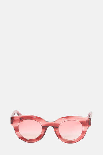 Roze zonnebril van Le Fabuleux Marcel de Bruxelles, met ronde glazen en een doorschijnend montuur.
