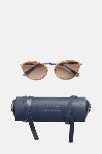 Lunettes de soleil beige de Le Fabuleux Marcel de Bruxelles, avec un étui bleu assorti et des sangles en cuir.
