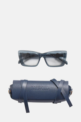 Lunettes de soleil bleues de Le Fabuleux Marcel de Bruxelles, avec un étui en cuir bleu assorti.