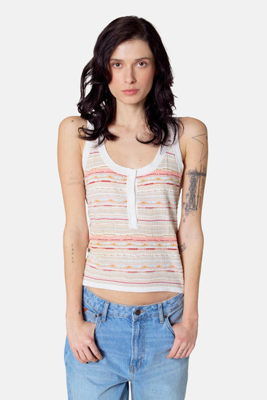 T-shirt multicolore de Le Fabuleux Marcel de Bruxelles avec un motif rayé et une coupe sans manches, porté avec des jeans.