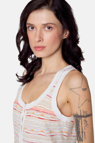 T-shirt multicolore de Le Fabuleux Marcel de Bruxelles, avec des rayures et une bordure blanche.