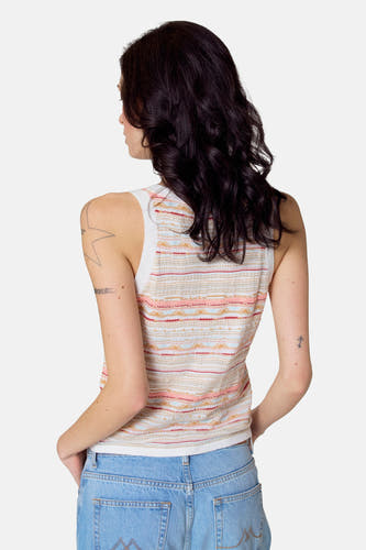T-shirt multicolore de Le Fabuleux Marcel de Bruxelles, avec un motif rayé et géométrique, porté avec un pantalon de cuir.