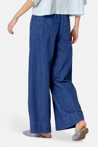 Jean en denim bleu marine large de Le Fabuleux Marcel de Bruxelles, avec des jambes larges et des poches arrière.