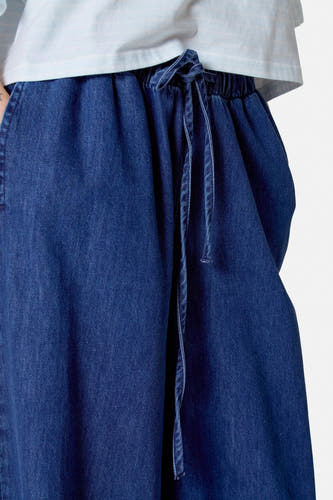 Jean en denim bleu large de Le Fabuleux Marcel de Bruxelles, avec cordon et larges jambes.