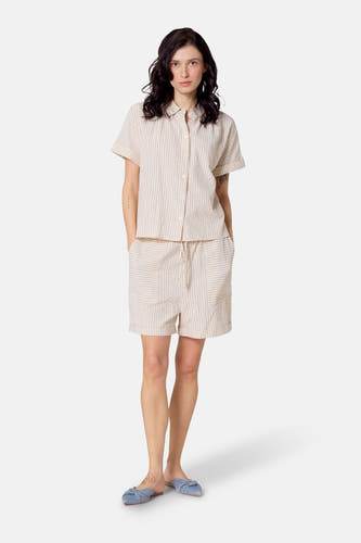 Short beige de Le Fabuleux Marcel de Bruxelles, avec des rayures verticales et des poches.