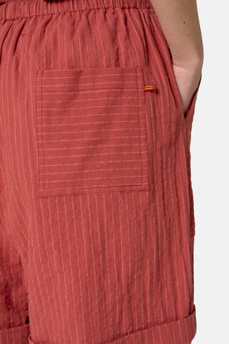 Short rouge Le Fab Fabuleux Marcel de Brux avec avec des rayures blanches et une poche.