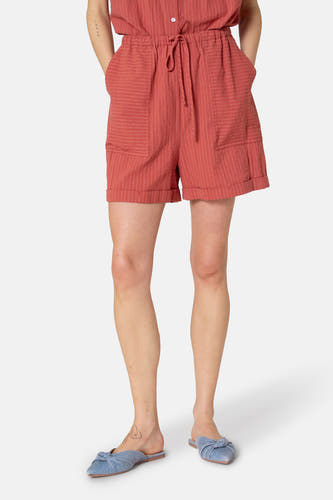 Short rouge de Le Fabuleux Marcel de Bruxelles avec une ligne de craie et des bords relevés.