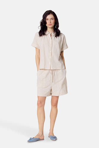 Chemise beige à manches courtes de Le Fabuleux Marcel de Bruxelles, rayée avec une fermeture à boutons.