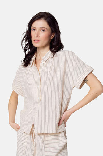 Chemise beige à manches courtes de Le Fabuleux Marcel de Bruxelles, avec des rayures verticales.