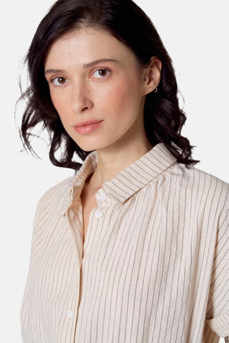 Chemise beige à manches courtes de Le Fabuleux Marcel de Bruxelles, avec un motif rayé subtil.