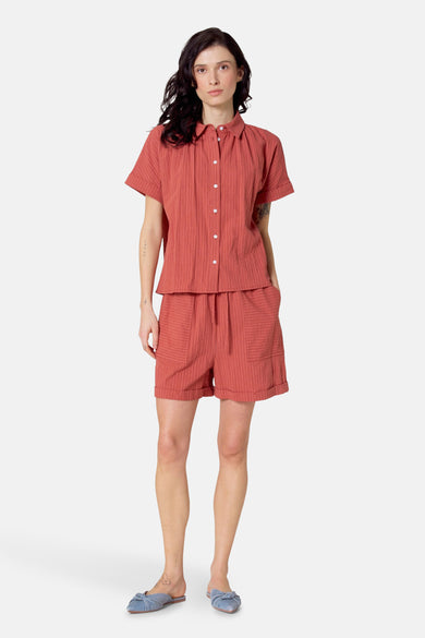 T-shirt rouge à manches courtes de Le Fabuleux Marcel de Bruxelles, avec des rayures blanches.