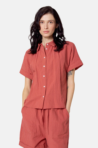 T-shirt rouge à manches courtes de Le Fabuleux Marcel de Bruxelles, avec des rayures verticales.
