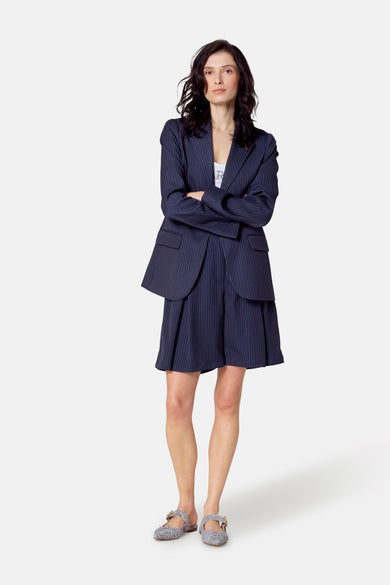 Shorts bleus de Le Fabuleux Marcel de Bruxelles, avec des rayures et des plis, portés avec un blazer coordonné.