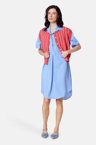 Robe bleue à manches courtes de Le Fabuleux Marcel de Bruxelles, avec un motif rayé subtil et une encolure asymétrique.