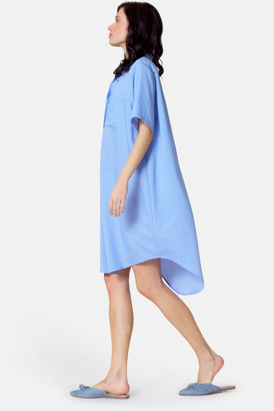 Robe bleue à manches courtes de Le Fabuleux Marcel de Bruxelles, avec un motif rayé et une encolure irrégulière.