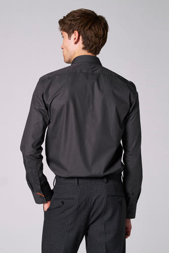 Chemise brune à manches longues de Le Fabuleux Marcel de Bruxelles, avec col et boutons visibles.