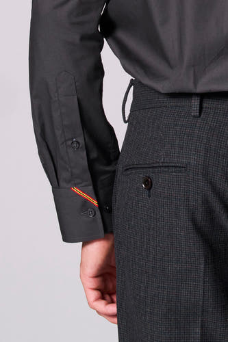 Chemise brune à longues manches de Le Fabuleux Marcel de Bruxelles, avec un col rayé sur la manche.