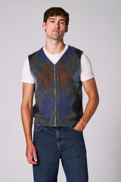 T-shirt multicolore de Le Fabuleux Marcel de Bruxelles, à carreaux, porté sur un T-shirt blanc et un pantalon de cuir bleu marine, vu de dos.