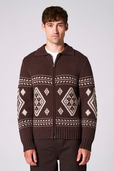 Gilet marron de Le Fabuleux Marcel de Bruxelles, avec un motif fair isle norvégien, vu de dos.