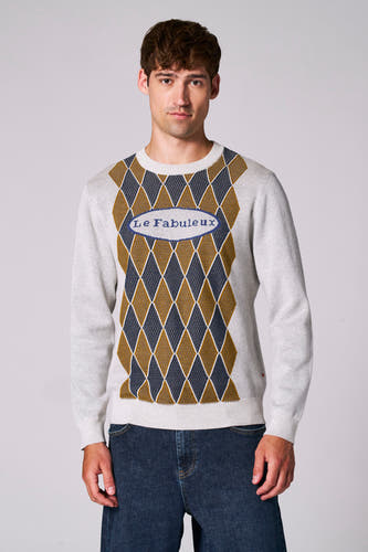 T-shirt écru avec col rond de Le Fabuleux Marcel de Bruxelles, porté avec des jeans foncés.