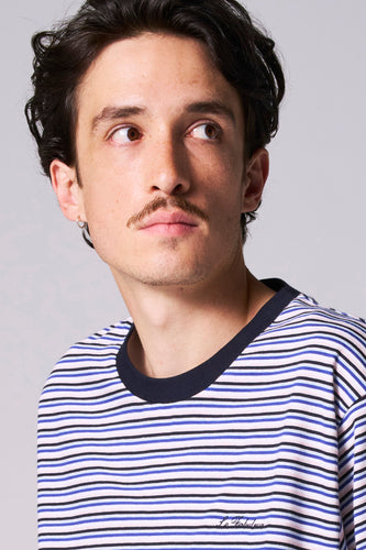 Man in gestreepte trui met korte mouwen.