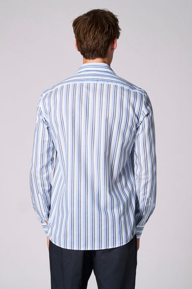 Chemise bleue rayée à manches longues de Le Fabuleux Marcel de Bruxelles, vue de derrière.