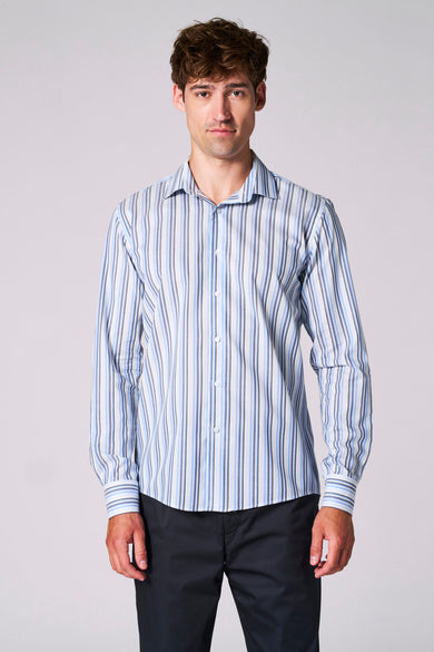 Chemise bleue rayée à manches longues de Le Fabuleux Marcel de Bruxelles, portée avec un pantalon noir.