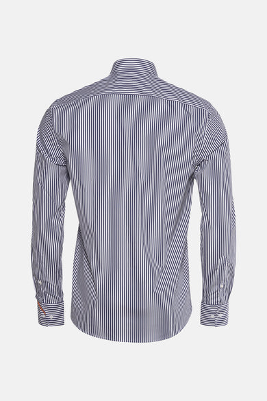 Chemise bleue rayée avec longues manches de Le Fabuleux Marcel de Bruxelles, vue de l'arrière.