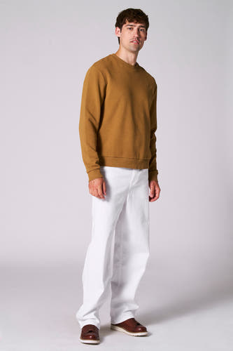Jean droit en denim blanc cassé de Le Fabuleux Marcel de Bruxelles, associé à une chemise brune et des baskets brunes.