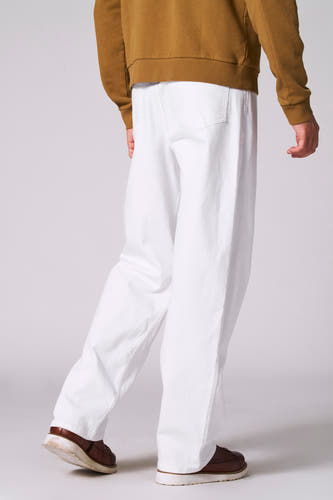 Jean droit en denim off-white de Le Fabuleux Marcel de Bruxelles, avec des chaussures en cuir marron.